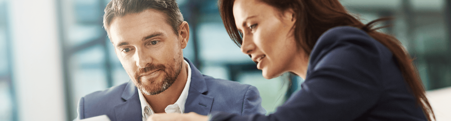 Mann und Frau besprechen sich